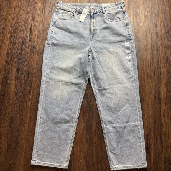 NWT American Eagle Mom Jeans Stretch Light Wash Women’s Size 14 Short - Picture 1 of 14